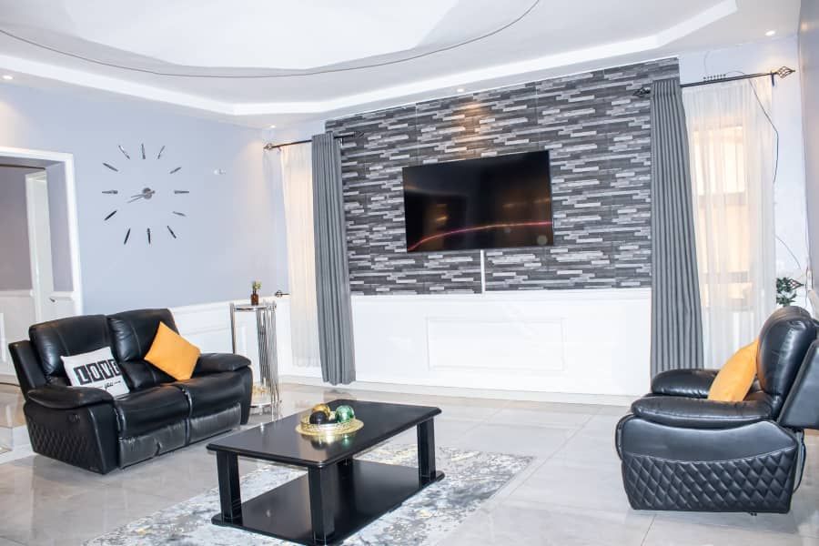 Modern Offering- Neat and Solid Home in Mainway Meadows