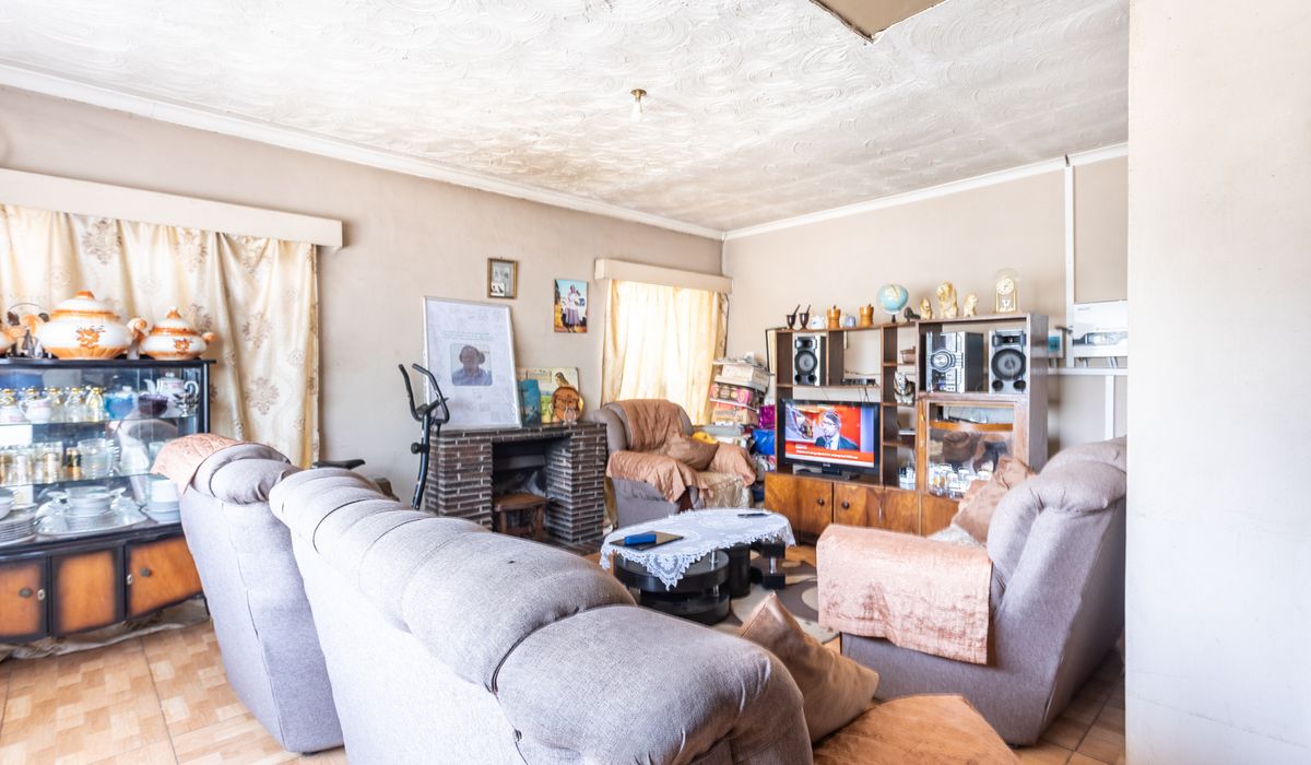 Three bedroomed house for sale in Houghton Park