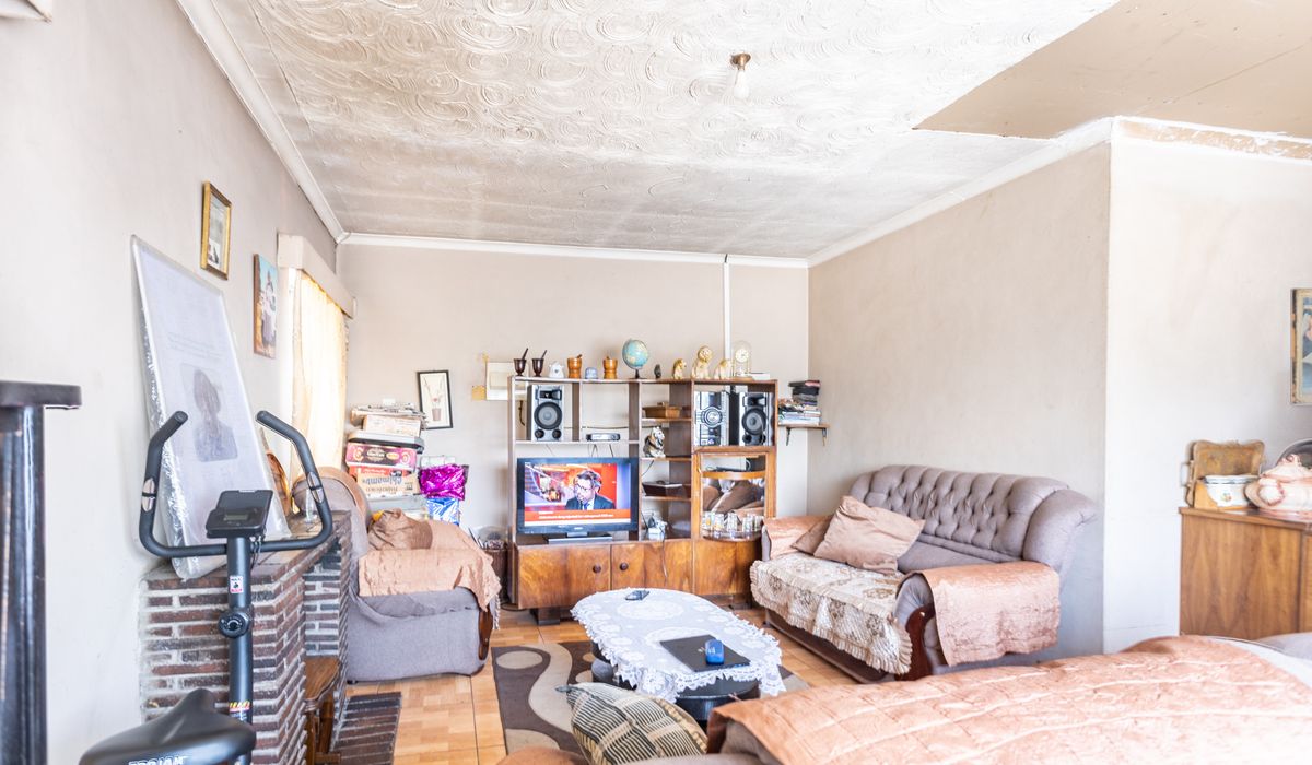 Three bedroomed house for sale in Houghton Park